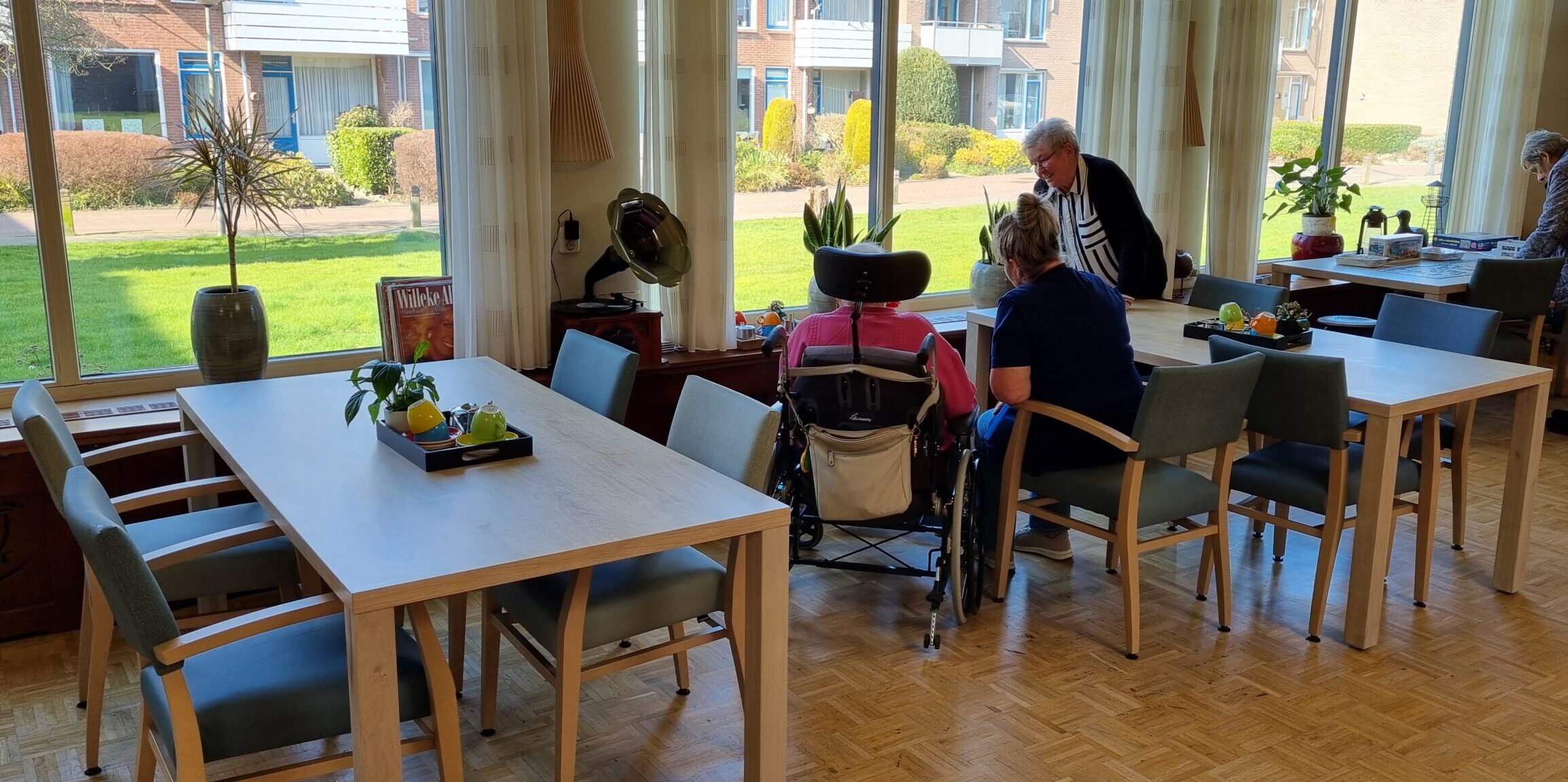 Nieuwe meubels Suderigge in het restaurant.