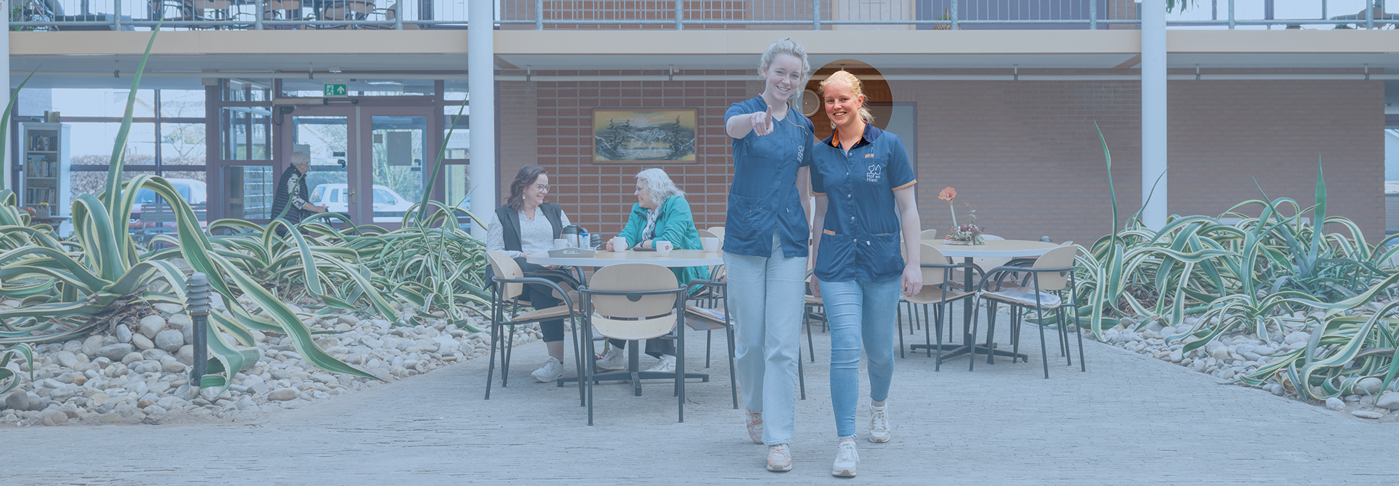 Twee medewerkers lopen en wijzen naar jou.