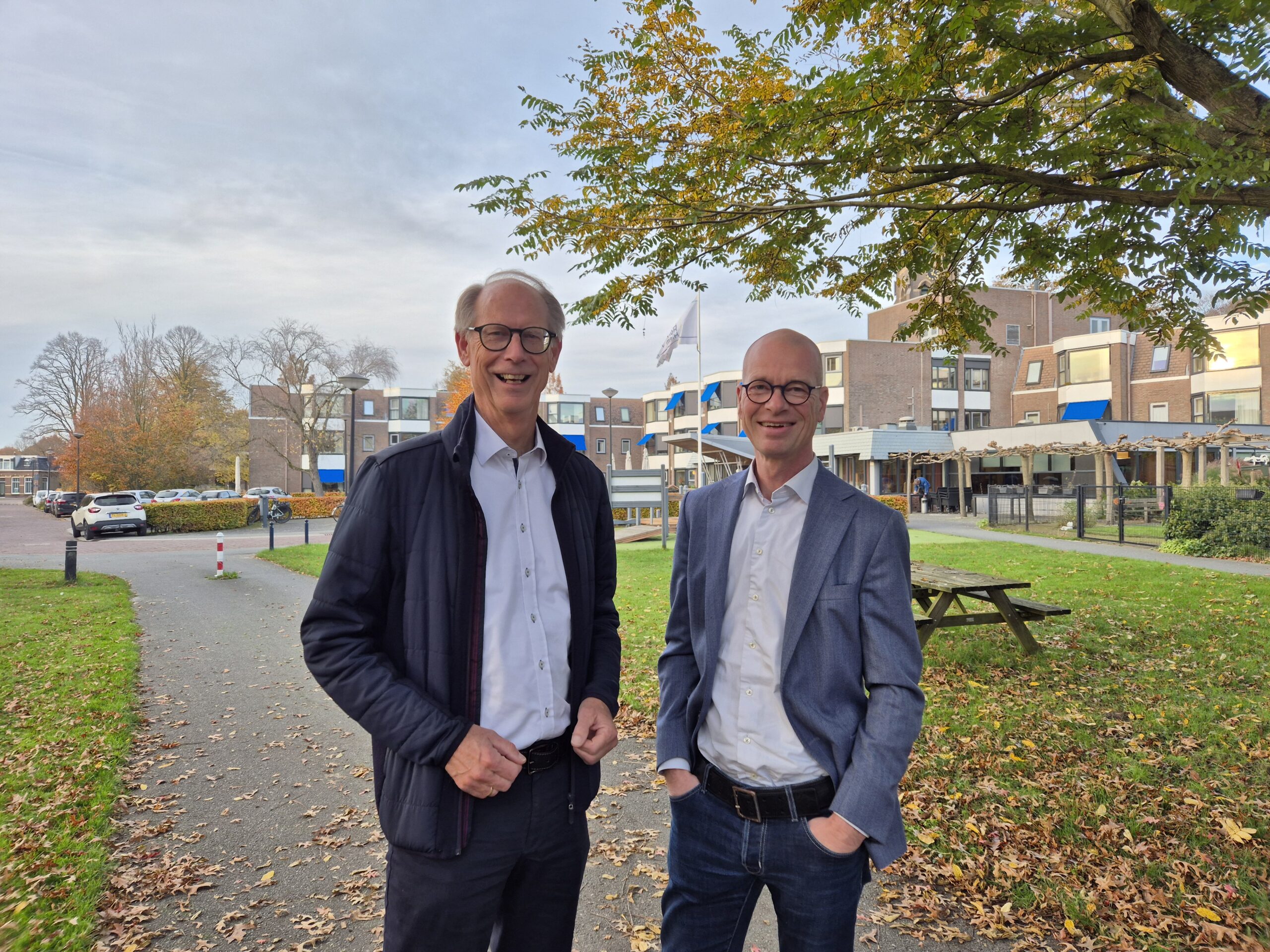 Twee raad van toezicht leden staan buiten voor woonzorgcentrum Doniahiem.