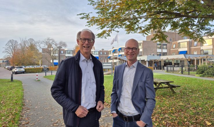 Twee raad van toezicht leden staan buiten voor woonzorgcentrum Doniahiem.